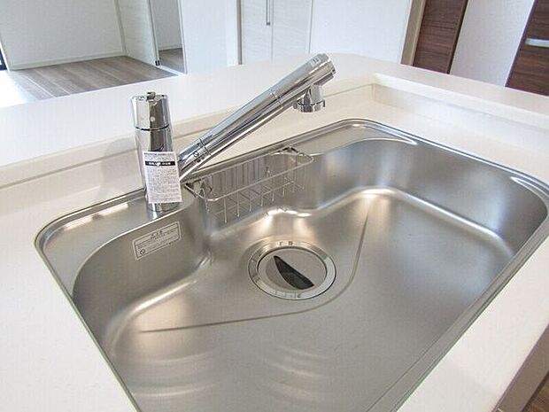 蛇口一体型の浄水器で、見た目もすっきり。キッチンまわりを美しく保てます。