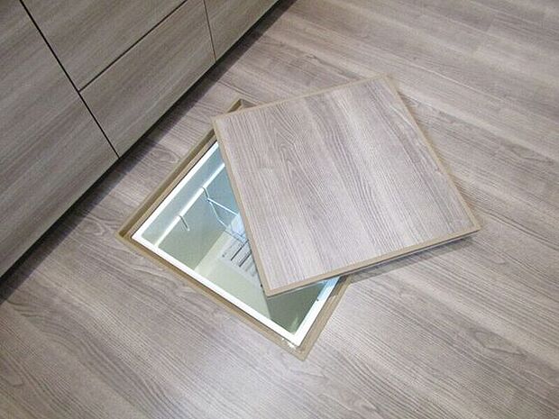 調味料や保存食品、日用品のストックなどをまとめて収納できる床下収納付き。