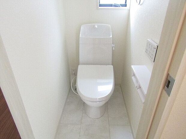 洗浄便座は壁サイドリモコン式を採用。座ったままでもラクに操作でき、見た目もすっきり。使いやすさと清潔感を兼ね備えた快適なトイレ空間です。