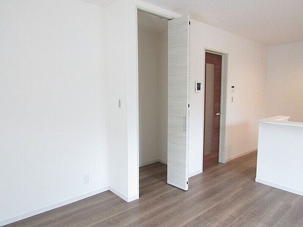 リビングには収納スペースを設けているため、日常使いの小物や書類、掃除道具などをすっきり片付けられます。