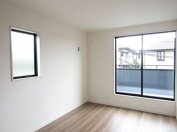 大きな窓からたっぷりと自然光が差し込む明るい洋室。バルコニーへの出入りもスムーズです。