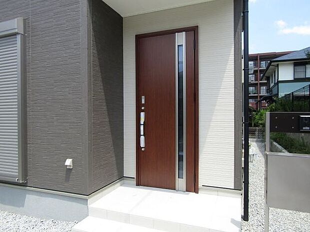 荷物が多い時や手がふさがっている時でも便利。スマートキーでラクラク出入りができます。