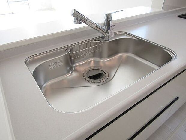 蛇口一体型の浄水器で、見た目もすっきり。キッチンまわりを美しく保てます。