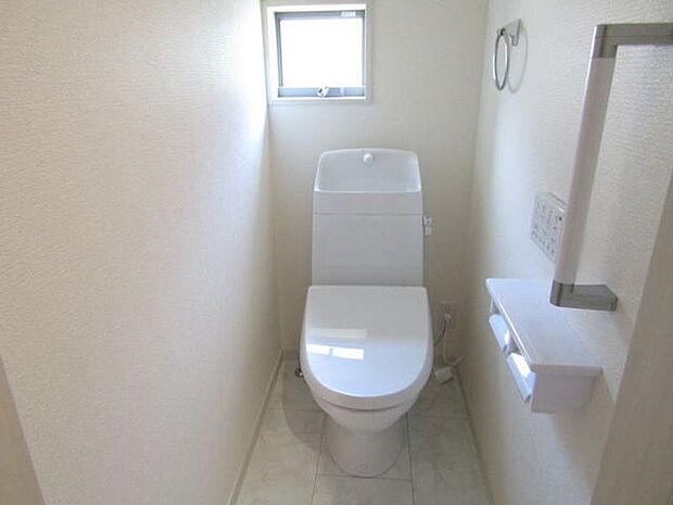 洗浄便座は壁サイドリモコン式を採用。座ったままでもラクに操作でき、見た目もすっきり。使いやすさと清潔感を兼ね備えた快適なトイレ空間です。