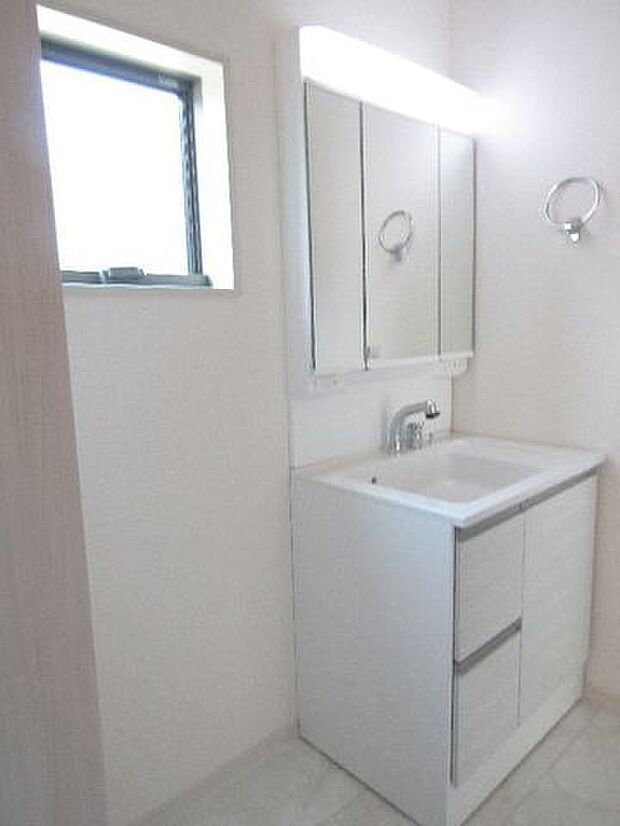 洗面台にはシャンプードレッサーを採用。ノズルが引き出せるため、洗髪やお掃除もラクラク。忙しい朝の身支度にも便利で、使い勝手のよい設備です。