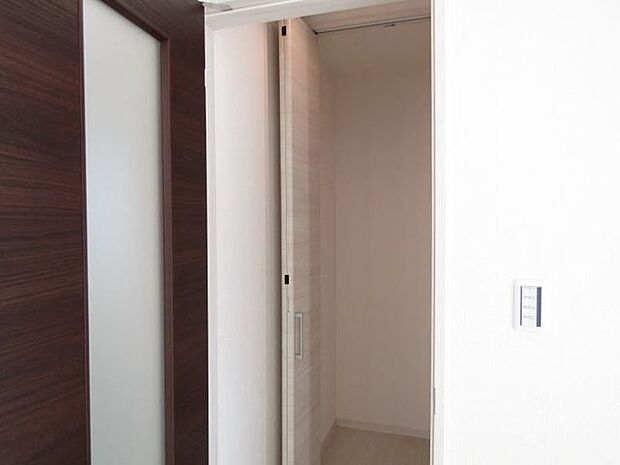 廊下収納付きで、収納力アップ。掃除道具や日用品の収納に便利です。