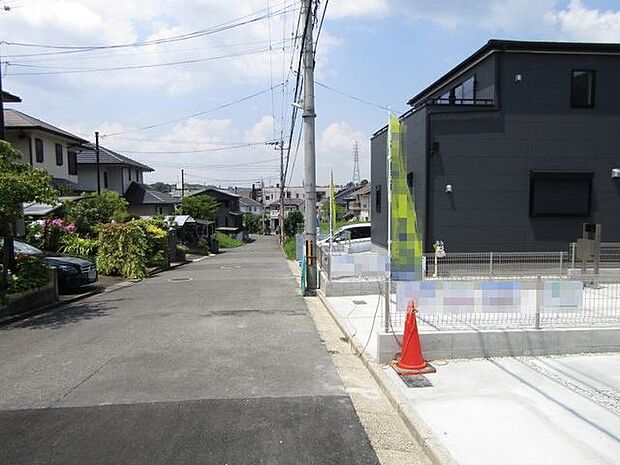 前面の道路は約5.8m以上の幅員があり開放感も十分、毎日の駐車もスムーズに行えます