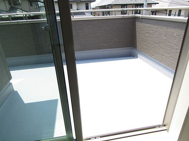 明るい日差しがたっぷり差し込む南向きバルコニーは、洗濯物がしっかり乾き、家事効率アップ。