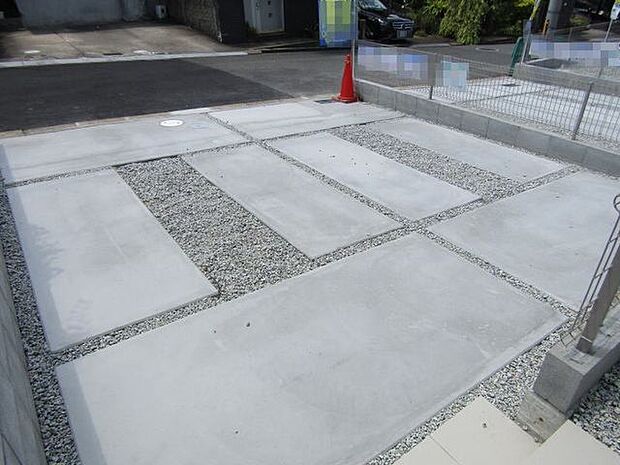 2台分駐車スペース完備。友達が遊びに来た時も安心！