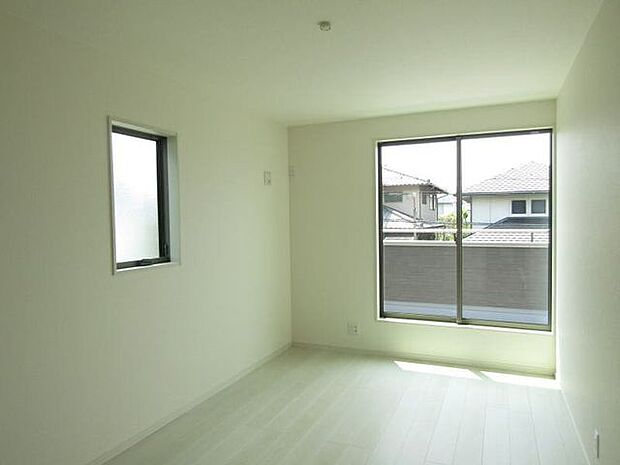 大きな窓からたっぷりと自然光が差し込む明るい洋室。バルコニーへの出入りもスムーズです。