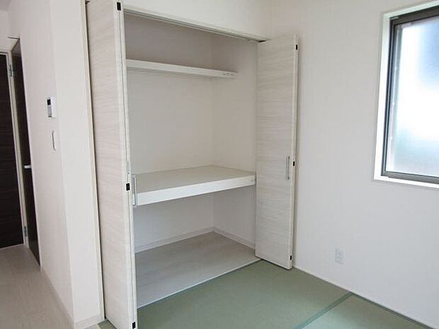 くつろぎの和空間♪多用途に使えるタタミコーナー付きで、家族の憩いの場にも最適です。