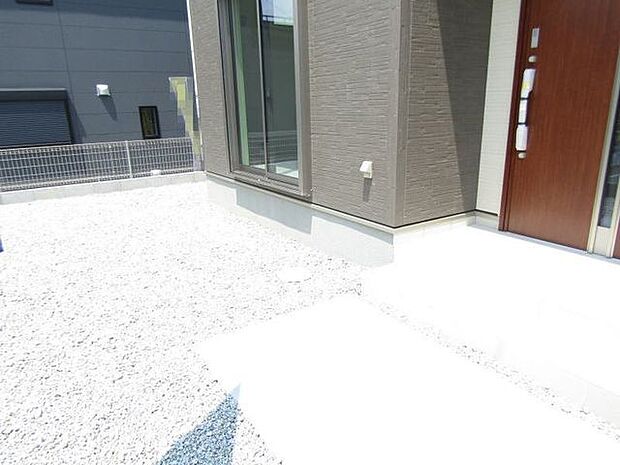 お子さまの外遊びや、ペットと過ごすのにも安心なお庭スペース。目が届く距離感がちょうどいい安心感です