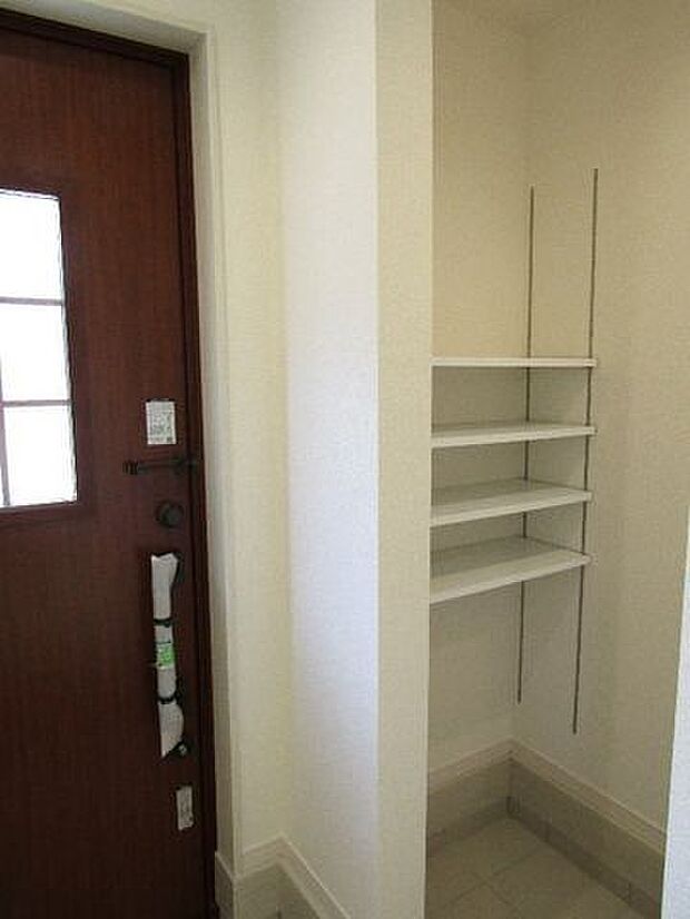 玄関周りをいつでもきれいに保てる、たっぷり収納のシューズクローゼット。季節ごとの靴はもちろん、傘や小物類もすっきり収まり、家族の毎日を快適にサポートします。