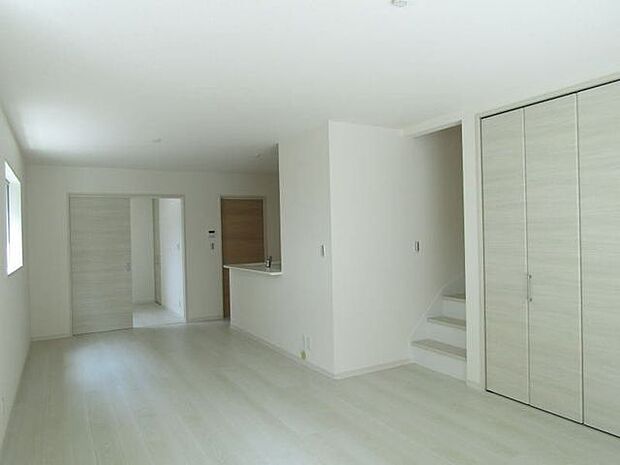 リビング階段を採用しており、家族が帰宅後必ずリビングを通ることでコミュニケーションをしっかりとることができます。