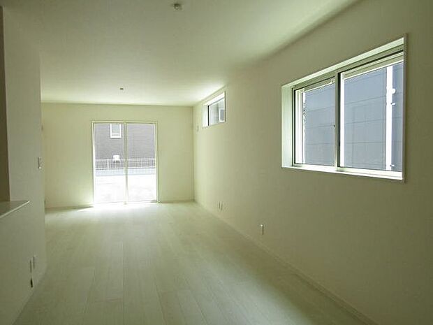 20帖のゆとりある空間は、ソファやダイニングテーブルのレイアウトも自在。窓からの採光もしっかり入り、明るく心地よい暮らしが広がります。