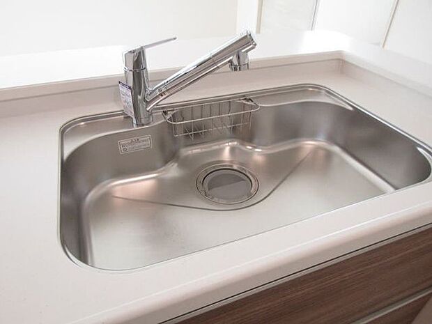 蛇口一体型の浄水器で、見た目もすっきり。キッチンまわりを美しく保てます。