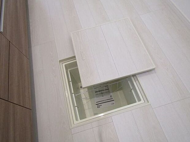 調味料や保存食品、日用品のストックなどをまとめて収納できる床下収納付き。