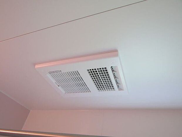 浴室乾燥機付きで、雨の日のお洗濯も安心。カビ予防にも効果的です。