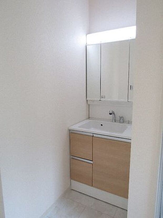 洗面台にはシャンプードレッサーを採用。ノズルが引き出せるため、洗髪やお掃除もラクラク。忙しい朝の身支度にも便利で、使い勝手のよい設備です。