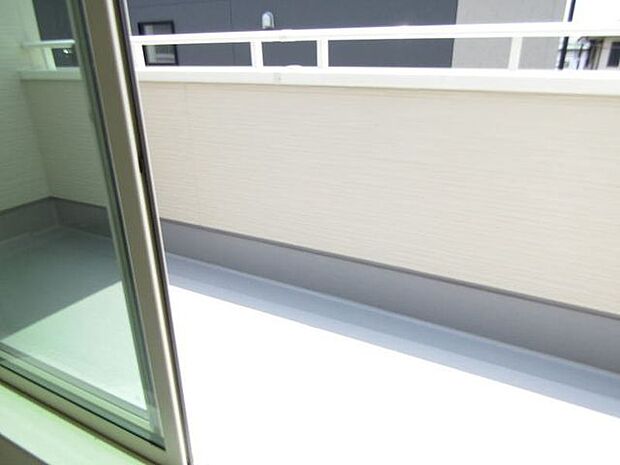 明るい日差しがたっぷり差し込む南向きバルコニーは、洗濯物がしっかり乾き、家事効率アップ。