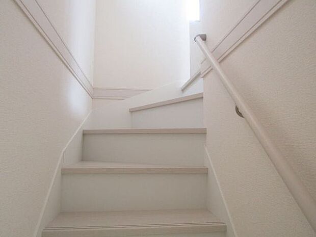 毎日の上り下りをしっかりサポートする階段手すり。小さなお子さまやご年配の方にも安心な設計です。