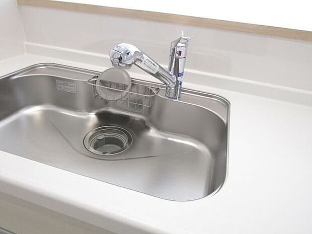 調味料や保存食品、日用品のストックなどをまとめて収納できる床下収納付き。