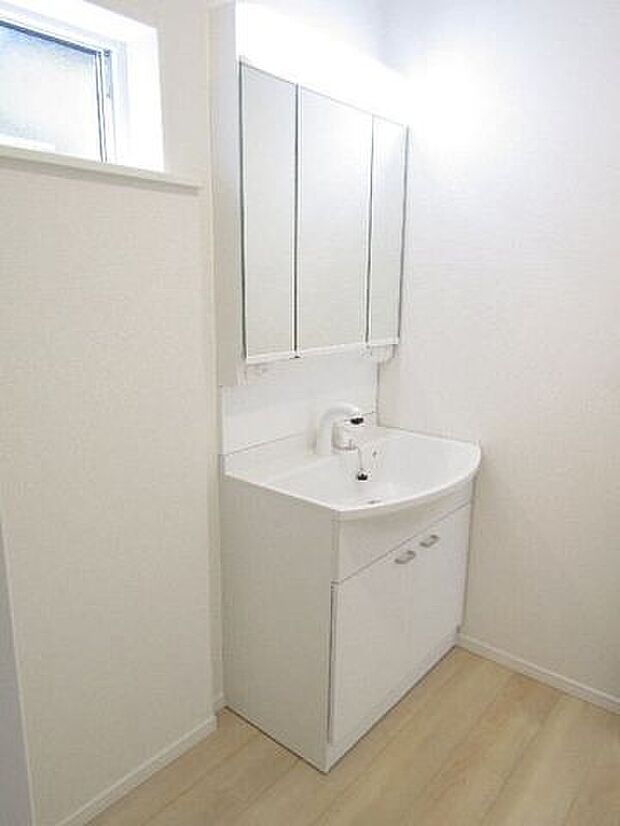 洗面台にはシャンプードレッサーを採用。ノズルが引き出せるため、洗髪やお掃除もラクラク。忙しい朝の身支度にも便利で、使い勝手のよい設備です。