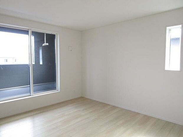 2方向から自然光が差し込む洋室は、日中も照明いらずの心地よさ。風通しも良く、毎日を快適に過ごせる空間です。