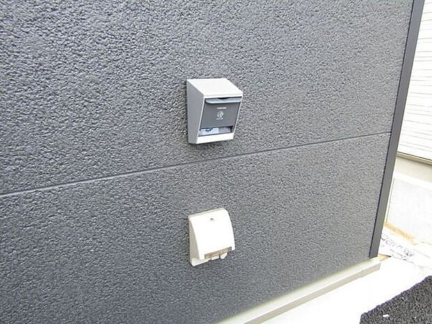 EV充電用屋外コンセント(200V)を装備。自宅に電気自動車用充電設備があることで、環境に配慮した次世代の自動車など、自家用車の選択の幅が広がります。