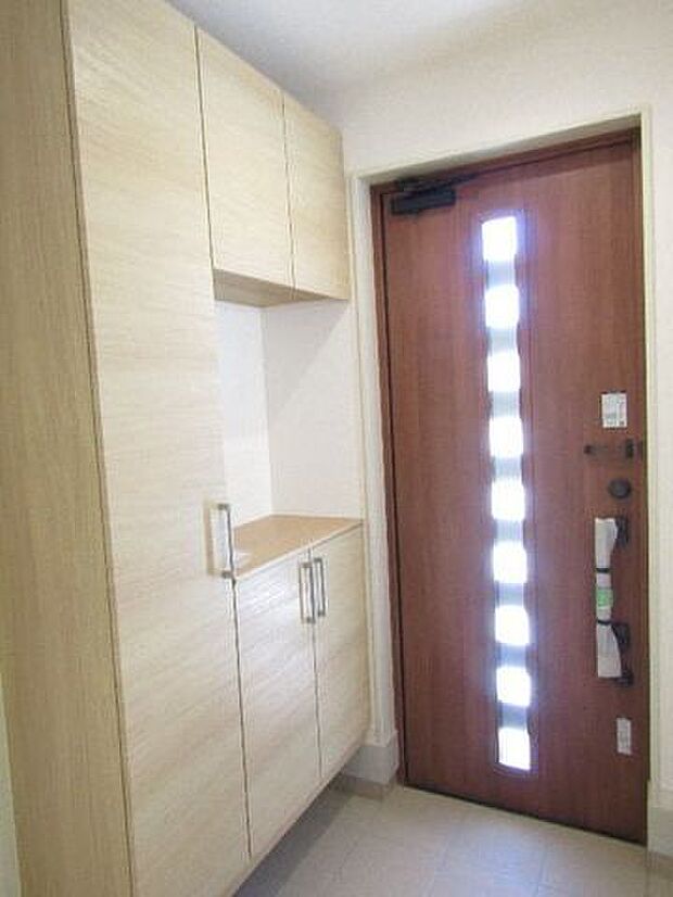 たっぷり収納できるシューズボックスは、家族みんなの靴をすっきり整理。玄関がいつもきれいに保て、出かける前の身支度もスムーズに行えます。