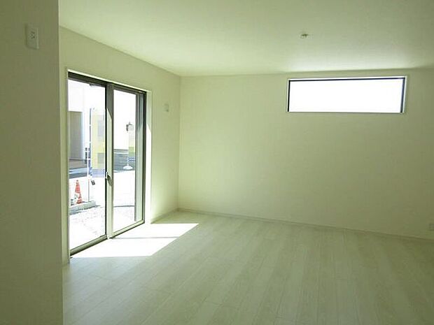 明るく開放感あふれるリビング。大きな窓からの自然光が明るく心地よい空間を作り出します。