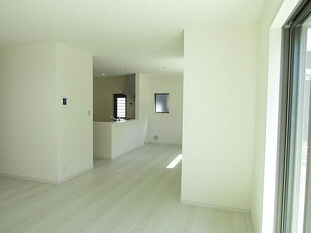 家族の会話が弾む、開放感ある対面式キッチン。料理中もリビングの様子が見えて安心です。