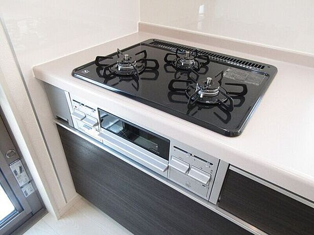 3口のコンロで複数の料理を一度に調理できるため、忙しい毎日の調理時間を大幅に短縮。