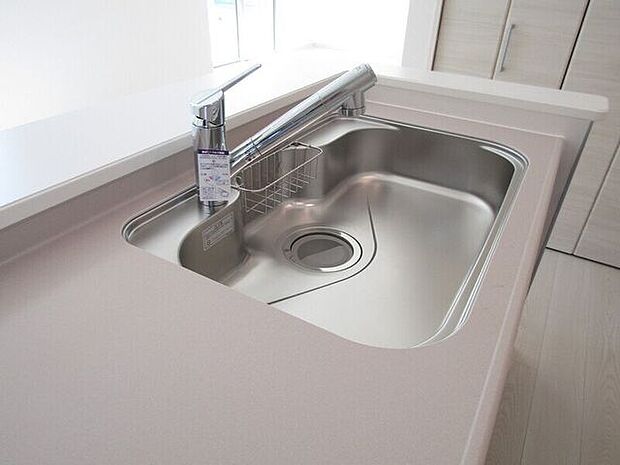 蛇口一体型の浄水器で、見た目もすっきり。キッチンまわりを美しく保てます。