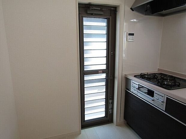 キッチンの勝手口はゴミ出しや換気や通気に役立ちます。