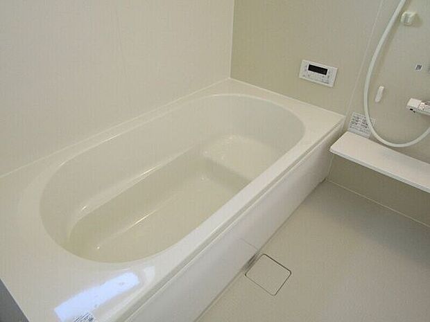 一日の疲れを癒してくれる浴室は清潔感があり明るい雰囲気。浴室窓もありますのでお掃除、換気にも便利です。