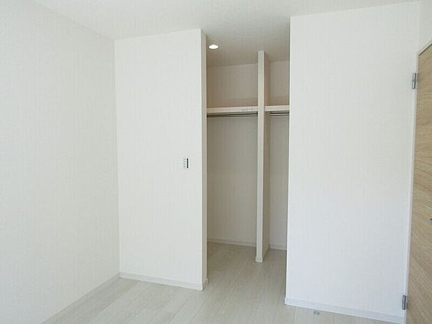 スーツケース等も収納できるウォークインクローゼット付