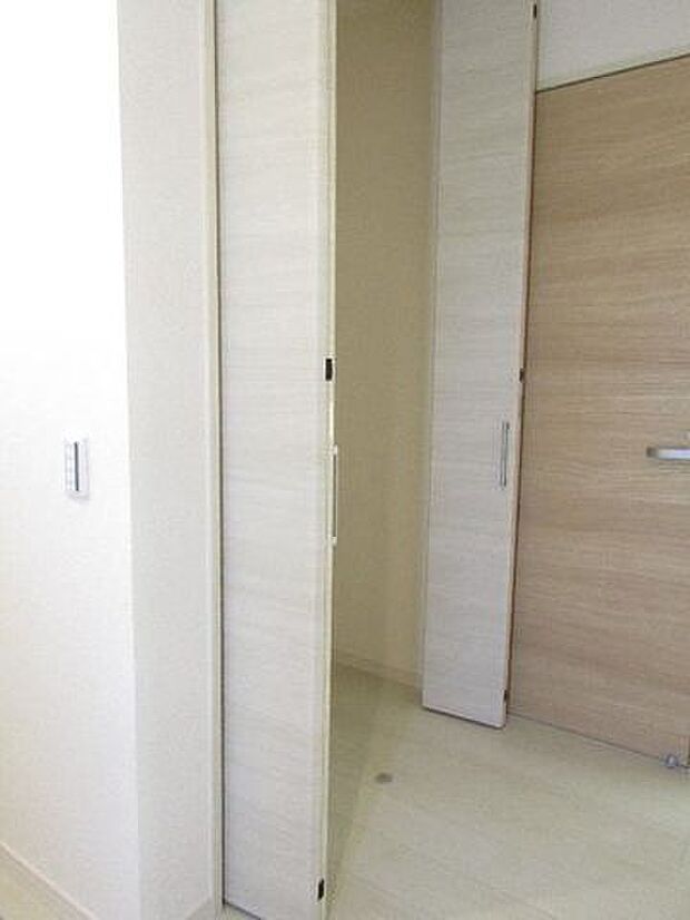 玄関収納はゴルフバッグなど大きな物やお子様の部活道具・ガーデニングセットなど収納できます。