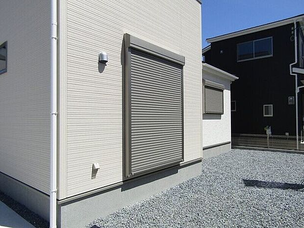 シャッター付。台風などの大雨や防風から住宅を守り、空き巣から狙われにくく防犯面にも効果があります。