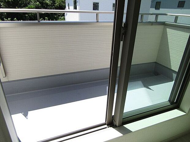 広々バルコニーはお布団などの大きな洗濯ものもまとめて干せますね