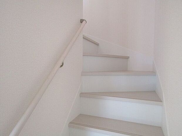 手すりを設置することで歩行のサポートとなり転倒の防止など思わぬ事故を防ぐことが出来ます。