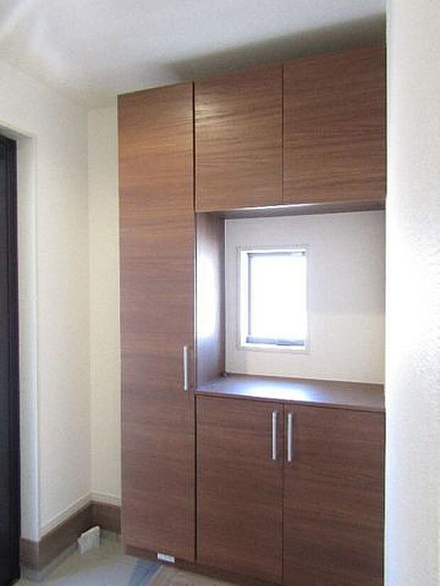 たっぷり収納できるシューズボックスは、家族みんなの靴をすっきり整理。玄関がいつもきれいに保て、出かける前の身支度もスムーズに行えます。