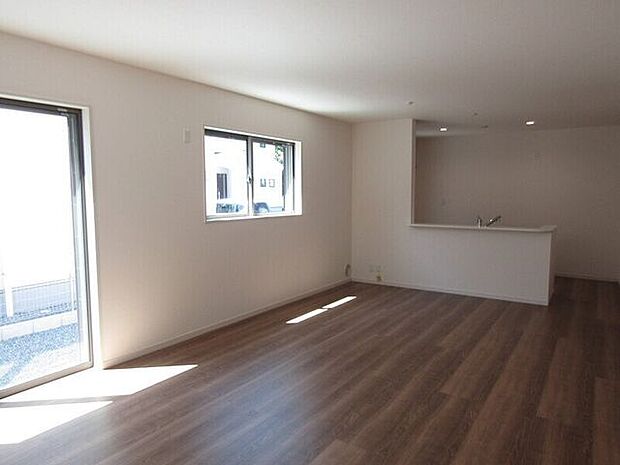 明るく開放感あふれるリビング。大きな窓からの自然光が明るく心地よい空間を作り出します。