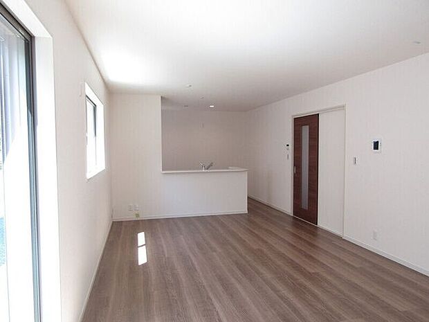 家族の会話が弾む、開放感ある対面式キッチン。料理中もリビングの様子が見えて安心です。