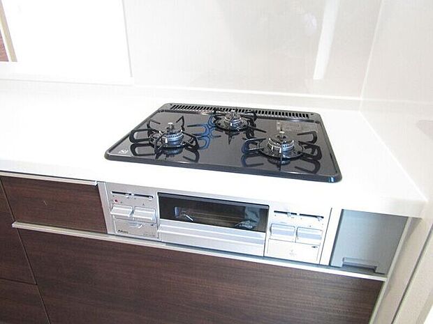 3口のコンロで複数の料理を一度に調理できるため、忙しい毎日の調理時間を大幅に短縮。