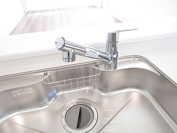 蛇口一体型の浄水器で、見た目もすっきり。キッチンまわりを美しく保てます。