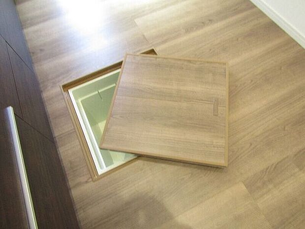 調味料や保存食品、日用品のストックなどをまとめて収納できる床下収納付き。