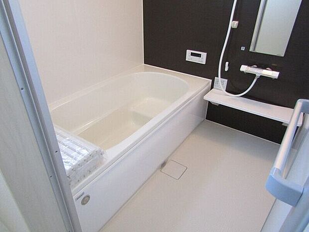 一日の疲れを癒してくれる浴室は清潔感があり明るい雰囲気。浴室窓もありますのでお掃除、換気にも便利です。