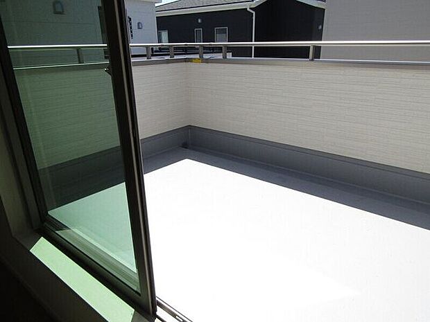 広々バルコニーはお布団などの大きな洗濯ものもまとめて干せますね