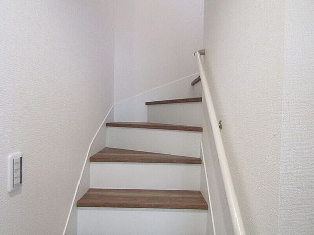 手すりを設置することで歩行のサポートとなり転倒の防止など思わぬ事故を防ぐことが出来ます。